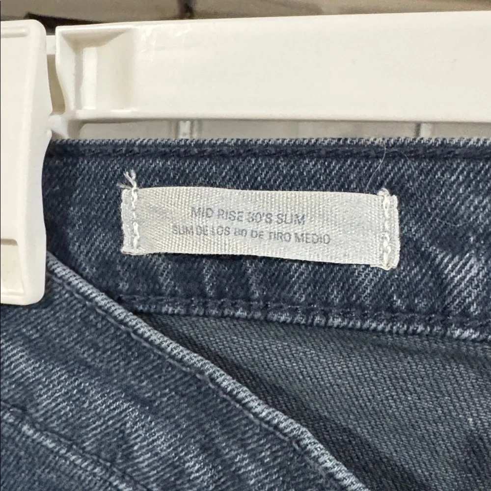 Size 6 Universal thread Women’s Mid rise 80’s slim jeans